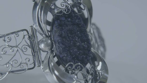 Pulsera de plata con una piedra preciosa. macrofotografía - Foto, Imagen