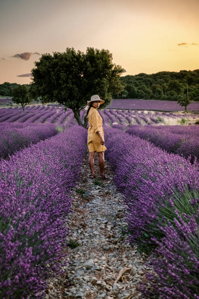 Lavendelfelder in der Ardeche in Südfrankreich bei Sonnenuntergang, Lavendelfelder in der Ardeche in Südostfrankreich, Paar Männer und Frauen beim Sonnenuntergang in Lavendelfeldern in Südfrankreich - Foto, Bild