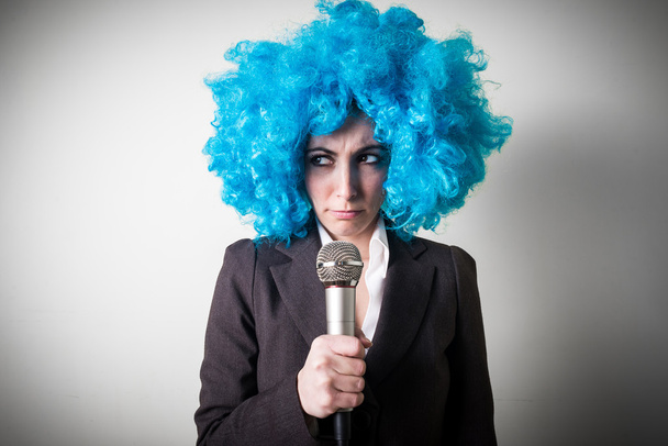 divertente parrucca blu bella giovane donna d'affari
 - Foto, immagini