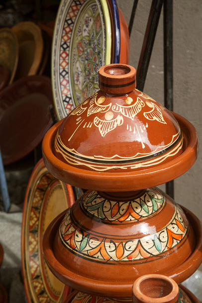 Tagine-perinteinen marokkolainen keramiikka ruoanlaittoon. Laadukas kuva - Valokuva, kuva