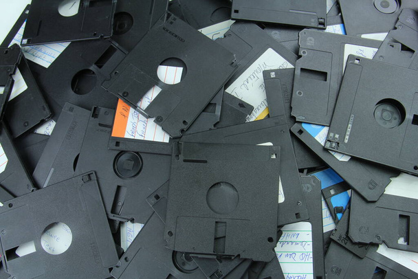 Viejos disquetes destruidos para reciclaje y seguridad que han sido considerados obsoletos. - Foto, Imagen