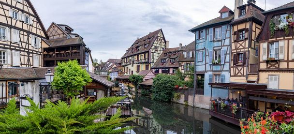 Colmar, Alsace, Ranska. Petite Venetsia, vesikanava ja perinteinen puoli puutaloja. Colmar on viehättävä kaupunki Alsacessa, Ranskassa. Kaunis näkymä värikäs romanttinen kaupunki Colmar, Ranska, Alsace - Valokuva, kuva