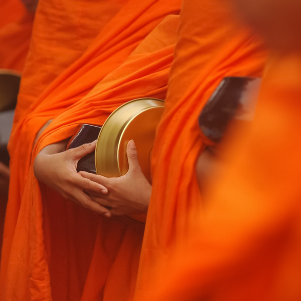 Тайский буддийский монах подает чашу
 - Фото, изображение