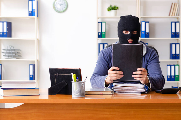 Hombre ladrón en pasamontañas en la oficina - Foto, Imagen