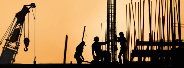 İş yerindeki inşaat işçisi silueti - Fotoğraf, Görsel