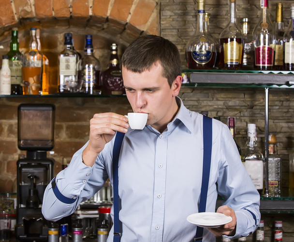 Young man working as a bartender - Foto, Bild
