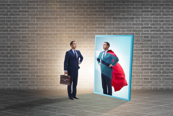 Бізнесмен бачить себе в дзеркалі як супергерой
 - Фото, зображення