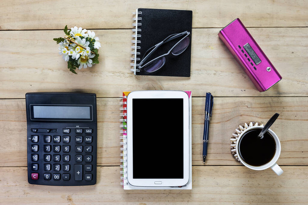 Masaüstünde kalem ve ofis ekipmanı olan tablet bilgisayar - Fotoğraf, Görsel