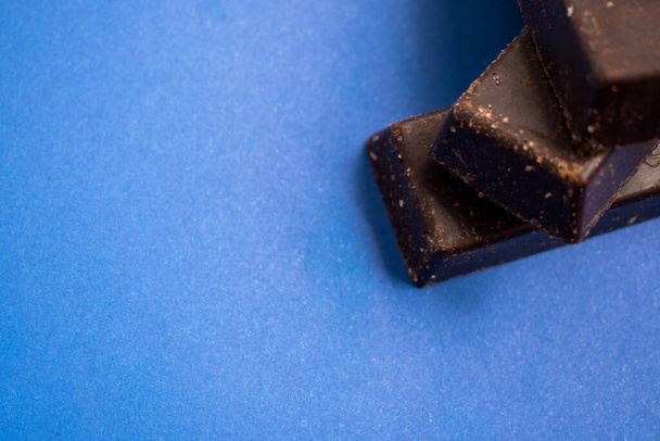 Barrette di cioccolato fresche e dolci su una superficie blu  - Foto, immagini
