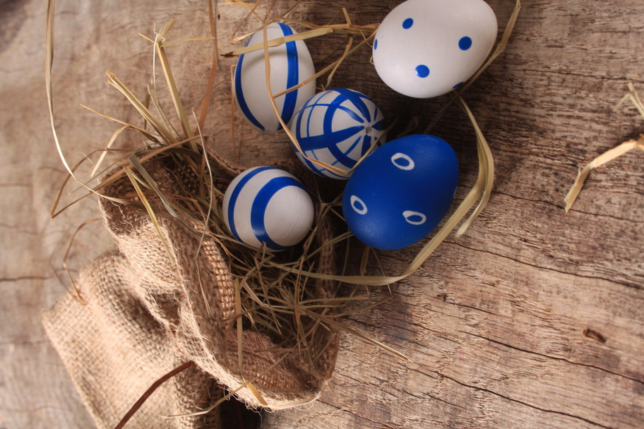 Paskalya yumurtaları woden arka plan üzerinde renkli - Fotoğraf, Görsel