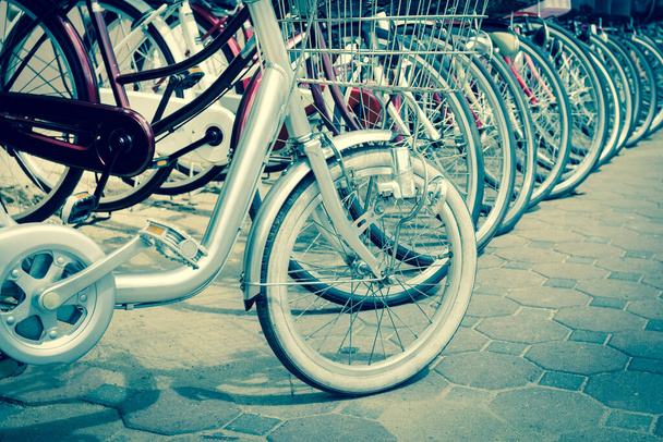 старый салон велосипедов, винтажный фильтр - Фото, изображение