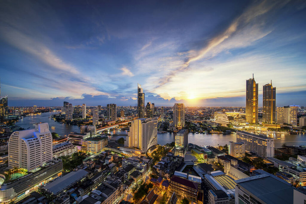 Paisaje urbano en la ciudad de Bangkok desde el bar de la azotea en el hotel con fondo de río Chao phraya, esta imagen puede utilizar para Bangkok, Tailandia, Noche, turismo y concepto de asia. - Foto, Imagen