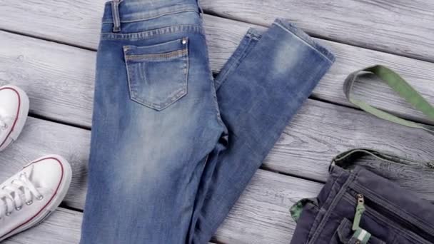 синие джинсы и джинсы кошелек белый холст обувь и джинсы - Кадры, видео
