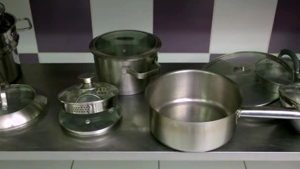 rozsdamentes acél edények a konyhában - Felvétel, videó