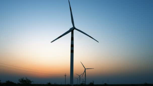 Větrné mlýny vyrábějí elektrickou energii v Thar Desert, Jaisalmer, Rajasthan, Indie. Výstřel za úsvitu, těsně před východem slunce s modrou a oranžovou oblohou v pozadí. - Záběry, video
