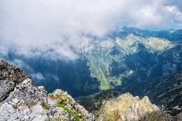 Vallée de Dill depuis le sommet du Krivan dans les montagnes des Hautes Tatras, République slovaque. Le thème de la randonnée. Destination de voyage. - Photo, image