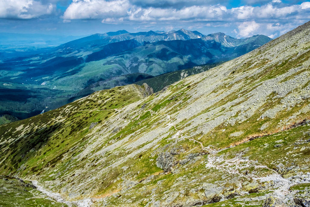 Tatras occidentales del pico Krivan, montañas de los Altos Tatras, República Eslovaca. Tema de senderismo. Destino turístico. - Foto, imagen
