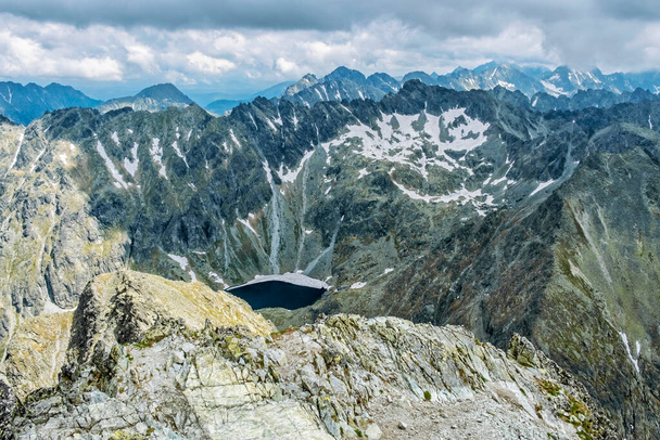 Vista desde el pico Krivan en las montañas de los Altos Tatras, República Eslovaca. Tema de senderismo. Destino turístico. - Foto, imagen