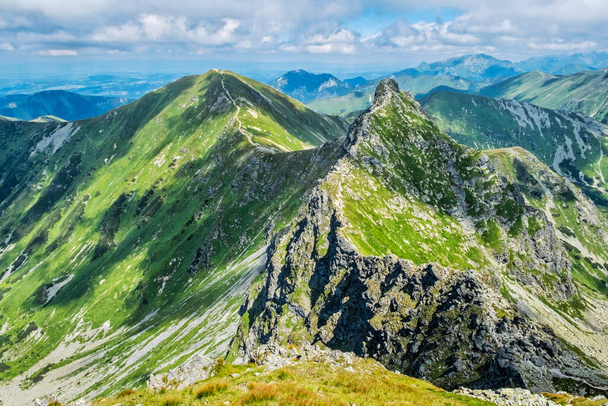 Placlivo 'dan Ostry Rohac ve Volovec zirvesi, Batı Tatras dağları, Slovak cumhuriyeti. Yürüyüş teması. Mevsimsel doğal sahne. - Fotoğraf, Görsel