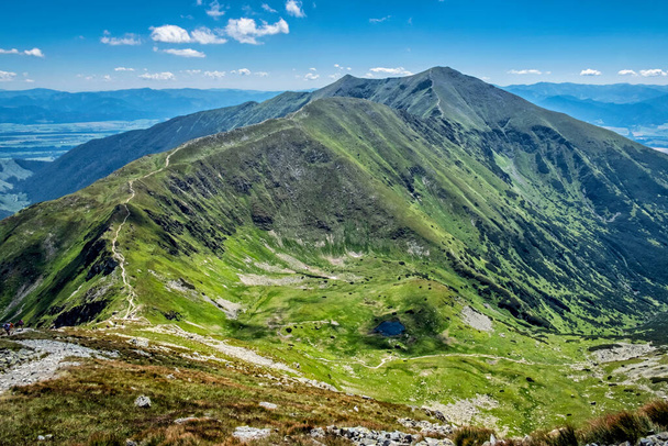 Baranec huippu Placlivo, Länsi Tatras vuoret, Slovakian tasavalta. Retkeilyteema. Kausiluonteinen luonnonympäristö. - Valokuva, kuva