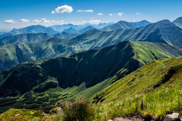 Volovec Zirvesi 'nden, Batı Tatras' tan, Slovak Cumhuriyeti 'nden dağ manzarası. Yürüyüş teması. Mevsimsel doğal sahne. - Fotoğraf, Görsel
