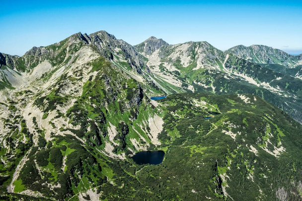 Batı Tatras 'ın dağ gölleri, Slovak cumhuriyeti manzarası. Yürüyüş teması. Mevsimsel doğal sahne. - Fotoğraf, Görsel
