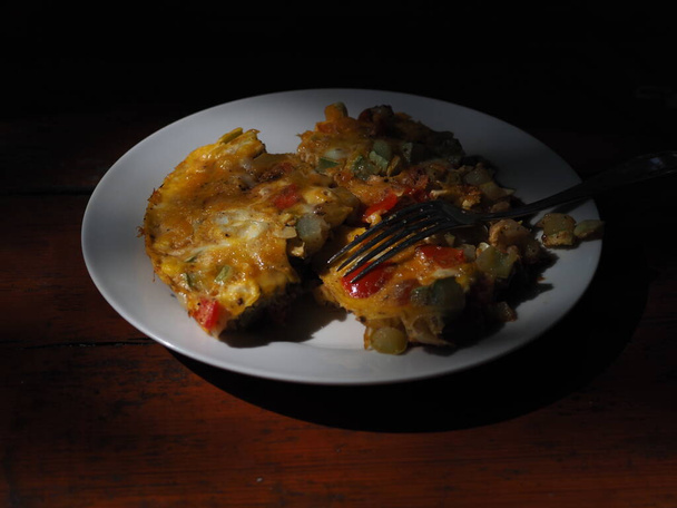 Легкий, сытный, здоровый летний завтрак из яиц и овощей - Фото, изображение
