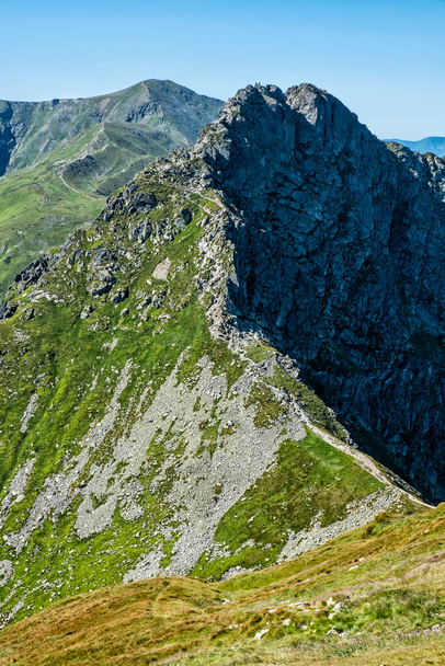 Les sommets Ostry Rohac et Placlivo proviennent du sommet de Volovec, dans l'ouest des Tatras, en République slovaque. Le thème de la randonnée. Scène naturelle saisonnière. - Photo, image