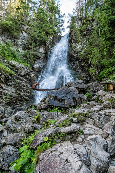 Cascata Rohac, Tatra Occidentale, Repubblica Slovacca. Tema escursionistico. Scena naturale stagionale. - Foto, immagini