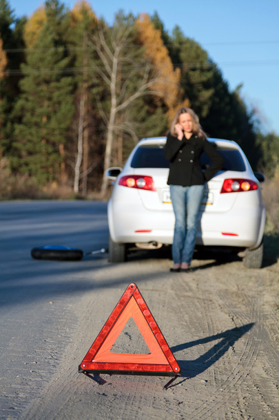 mladá žena stál její poškozené auto a volá o pomoc - Fotografie, Obrázek