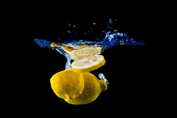 Salpicos de limão no fundo preto
 - Foto, Imagem