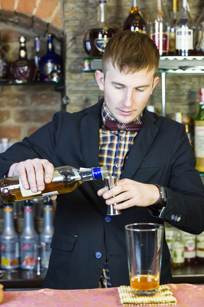 Young man working as a bartender - Foto, Imagen