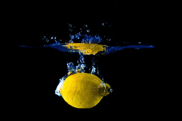 siyah arka plan üzerine limon splash - Fotoğraf, Görsel