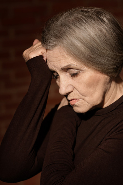 Porträt einer nachdenklichen, traurigen alten Frau - Foto, Bild