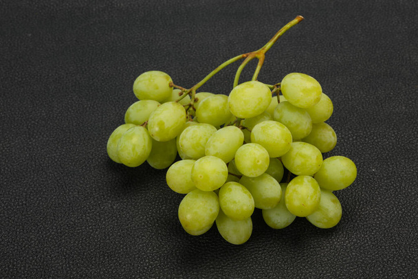 Dolce maturo fresco Ramo d'uva verde - Foto, immagini