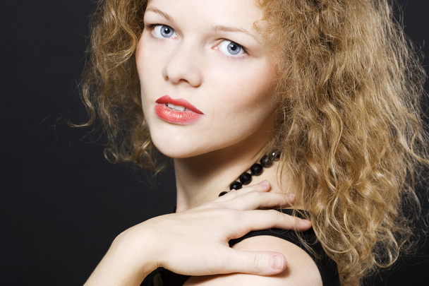 Mulher jovem com cabelos encaracolados
 - Foto, Imagem