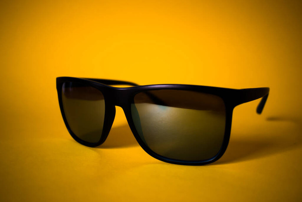 Чёрные очки на жёлтом фоне - Фото, изображение