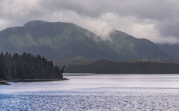 belo cenário de natureza pacífica com litoral e montanhas na colômbia britânica, Canadá  - Foto, Imagem