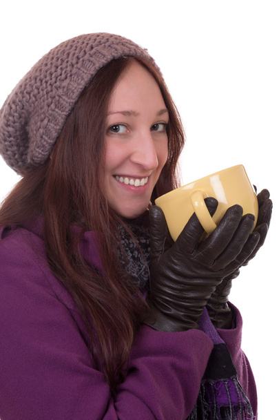 bir fincan çay içmeye kış genç kadın - Fotoğraf, Görsel