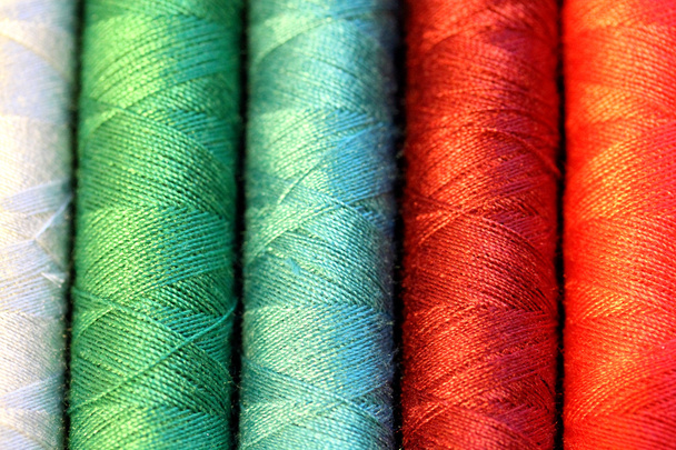 разноцветные нити для шитья - Фото, изображение