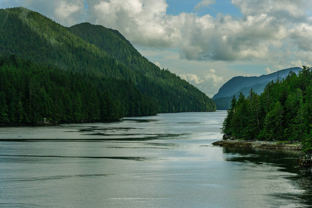 magnifique paysage naturel paisible avec littoral et montagnes en Colombie Britannique, Canada  - Photo, image