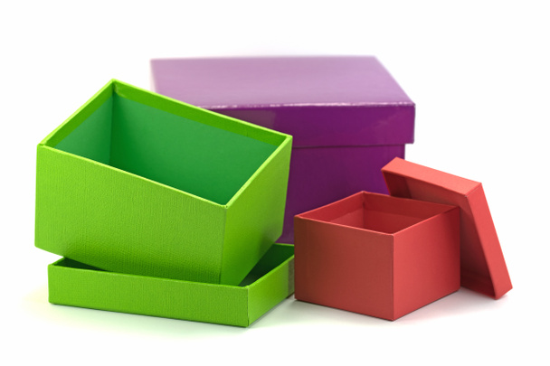 Барвисті картонні коробки перед білим тлом
 - Фото, зображення
