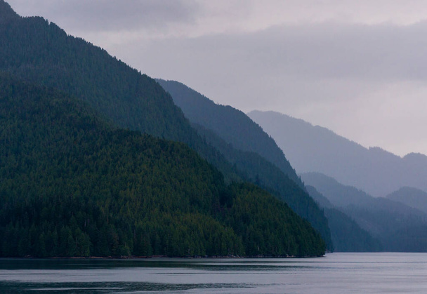 カナダのブリティッシュコロンビア州の海岸線や山々と美しい平和的な自然景観  - 写真・画像
