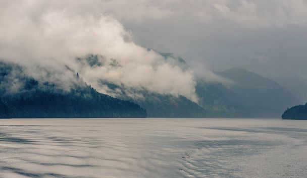 bellissimo paesaggio naturale tranquillo con litorale e montagne in Columbia Britannica, Canada  - Foto, immagini