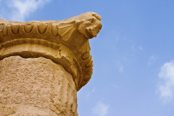 Corona del pilar romano
 - Foto, Imagen