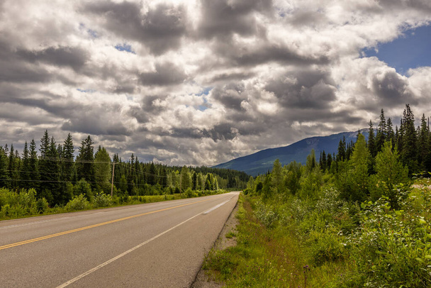 カナダのアルベルタにある田舎道の美しい風景 - 写真・画像
