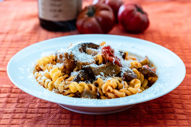 Pasta alla norma, com tomate e berinjelas, uma chaleira da Sicília - Foto, Imagem