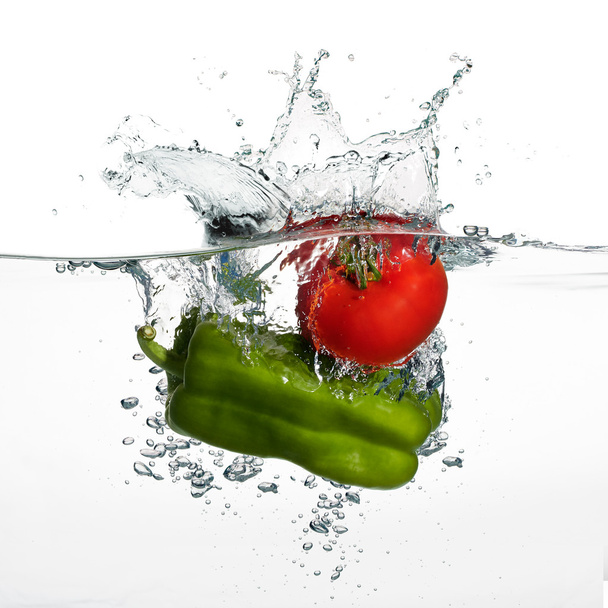 Fresh Tomato and Pepper Splash in Water Isolated on White Backgr - Foto, afbeelding
