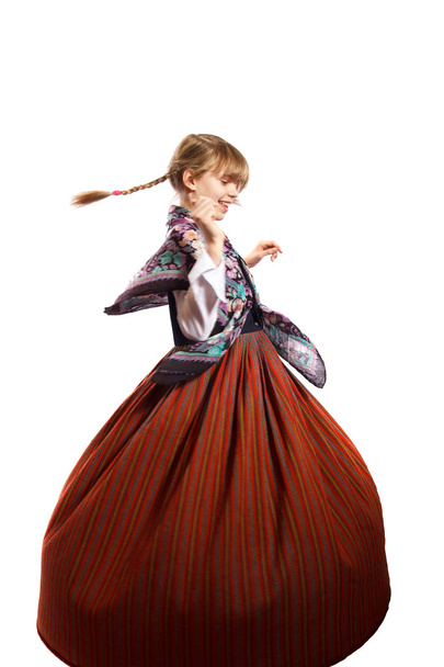 chica en traje nacional de Letonia
 - Foto, Imagen