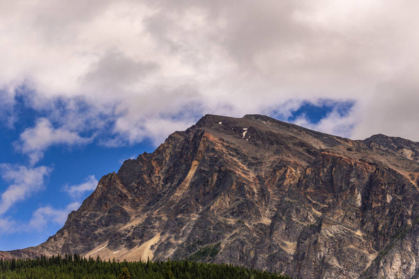 カナダのアルバータ州の美しい山の風景 - 写真・画像